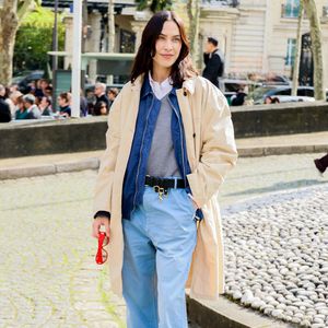 Alexa Chung aux arrivées au défilé Miu Miu Collection Femme Prêt-à-Porter Automne/Hiver 2026-2027 lors de la Fashion Week de Paris (PFW) au palais d'lena conseil Economique, social et environnemental, à Paris, France, le 10 mars 2026. © Denis Guignebourg/Bestimage