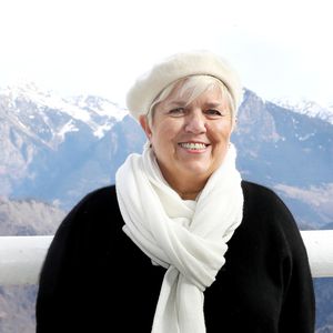 "Et puis tant qu'on trouvera des histoires qui plaisent et qui me plaisent à moi et qui plaisent à la prod, on continuera. Il y a un moment, je ne vais pas non plus fêter mes 100 ans non plus avec Joséphine mais pour l'instant, il n'est pas question d'arrêter."

Mimie Mathy lors du 22ème Festival des créations télévisuelles de Luchon, France, le 7 février 2020. © Patrick Bernard/Bestimage
