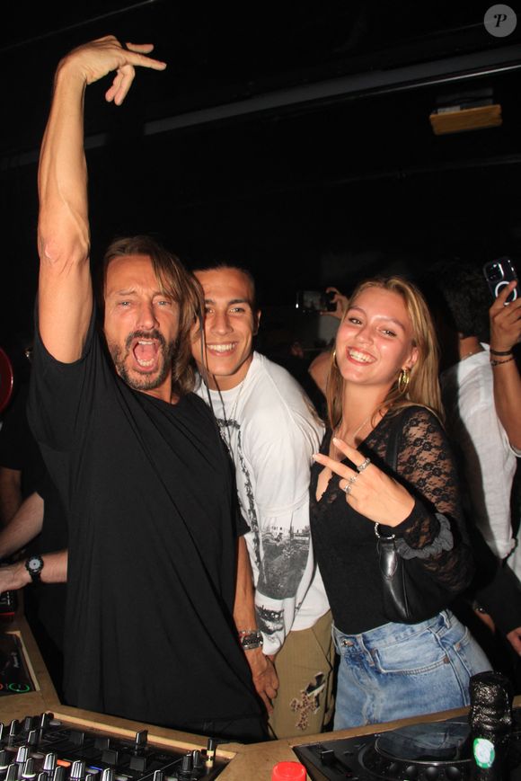 Bob Sinclar et ses enfants Raphaël et Paloma Le Friant - Bob Sinclar mixe aux platines devant ses enfants lors d'une soirée au VIP Room à Saint-Tropez le 26 juillet 2023. © Philippe Baldini/Bestimage