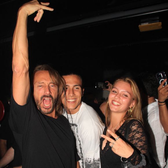 Bob Sinclar et ses enfants Raphaël et Paloma Le Friant - Bob Sinclar mixe aux platines devant ses enfants lors d'une soirée au VIP Room à Saint-Tropez le 26 juillet 2023. © Philippe Baldini/Bestimage