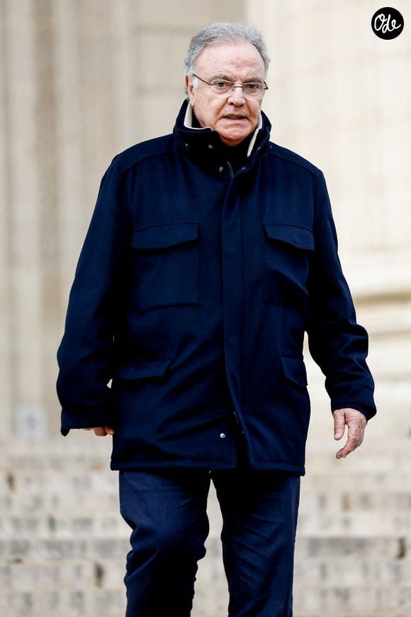 Pour lui, la meilleure réponse reste celle d'un client satisfait, qu'il considère comme le véritable moteur d'une entreprise. 

Alain Afflelou - Sorties de la cérémonie religieuse en hommage à Rolland Courbis en l’église de la Madeleine à Paris, France, le 14 janvier 2026. © Jacovides-Moreau/Bestimage