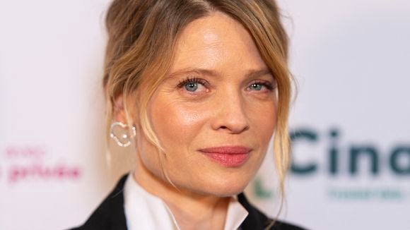 Mélanie Thierry et sa mère se ressemblent trait pour trait, elles posent ensemble lors d'une prestigieuse soirée