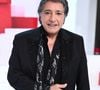 Au cours de cette même émission, le chanteur a évoqué toute sa famille, en oubliant cependant de citer son fils aîné Vincent, ainsi que les deux filles de ce dernier (Alia et Mia, ndlr). 

Exclusif - Frédéric François - Enregistrement de l'émission "Vivement Dimanche", présentée par M.Drucker et diffusée le 18 février sur France 3
© Guillaume Gaffiot / Bestimage