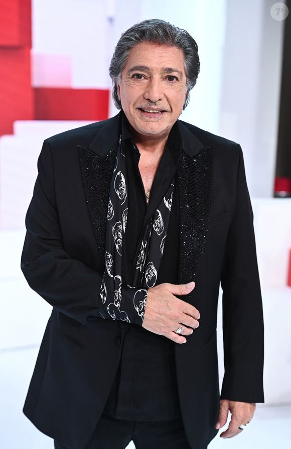 Au cours de cette même émission, le chanteur a évoqué toute sa famille, en oubliant cependant de citer son fils aîné Vincent, ainsi que les deux filles de ce dernier (Alia et Mia, ndlr). 

Exclusif - Frédéric François - Enregistrement de l'émission "Vivement Dimanche", présentée par M.Drucker et diffusée le 18 février sur France 3
© Guillaume Gaffiot / Bestimage