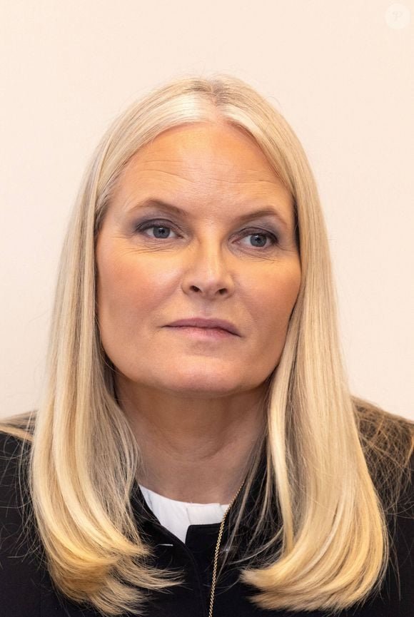 Le 6 mars 2025, la Cour royale de Norvège a publié un communiqué plutôt alarmant… 

La princesse Mette-Marit de Norvège visite la Bibliothèque internationale de recherche sur la mode au Musée national d'Oslo, le 24 janvier 2025.  © Dana Press / Bestimage
