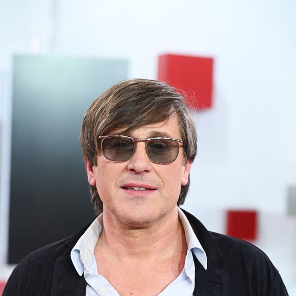 "C'est une des plus belles scènes que j'ai jamais vue de ma vie. La Corse est un des plus beaux endroits que j'ai jamais vu de ma vie, et les Corses méritaient cette scène."

Exclusif - Thomas Dutronc lors de l'enregistrement de l'émission Vivement dimanche au studio Rive gauche, présentée par M. Drucker, diffusée sur France 3, le 1er mars 2026, à Paris, France, le 18 février 2026. © Guillaume Gaffiot/Bestimage