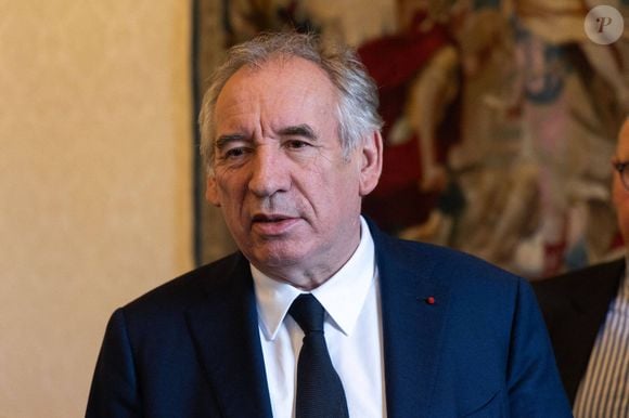 Détail qui a son importance au cours de cet entretien et dans d'autres médias, le patronyme d'Hélène Perlant a été changé... Et elle en a expliqué la raison : "Ç’a été ma liberté, pour ne plus être confondue avec mon père. 'Ah ! elle, c’est la petite Bayrou !'".

Le Premier ministre français, François Bayrou, reçoit le comité de soutien de Boualem Sansal à l'hôtel Matignon, à Paris, le 16 avril 2025.
© Thomas Hubert /Pool/Bestimage