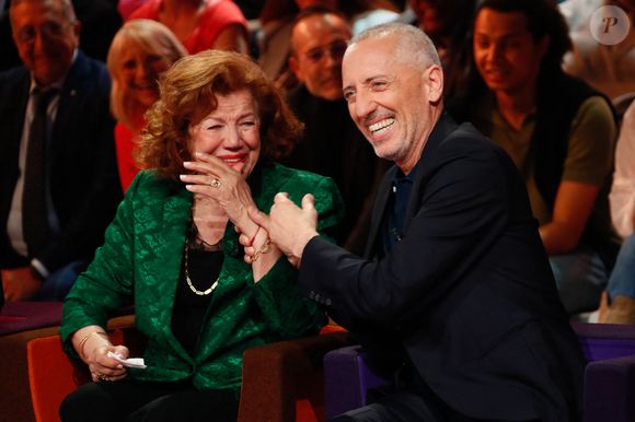 Exclusif - Gad Elmaleh et sa mère Régine lors de l'enregistrement de l'émission "Famille je vous aime" présentée par M. Drucker et qui sera diffusée le 13 juin 2025 sur France 3, aux Studios rive gauche à Paris, France, le 14 avril 2025. © Clovis-Gaffiot/Bestimage