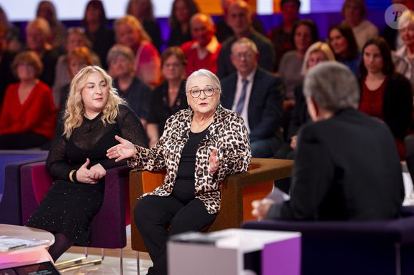 MariLou Berry, Josiane Balasko, Michel Drucker lors de l'enregistrement de l'émission "Famille je vous aime" présentée par M.Drucker et qui sera diffusée le 29 décembre sur France 3, au studio Rive gauche, à Paris, France, le 2 décembre 2025. © Gaffiot-Perusseau/Bestimage