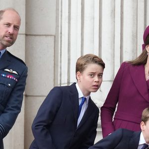 Tous les frères et soeurs se retrouveront certainement dans cette situation ! 

Le prince William, prince de Galles, Catherine (Kate) Middleton, princesse de Galles, Le prince George de Galles, La princesse Charlotte de Galles, Le prince Louis de Galles  lors des commémorations saluant l'action des vétérans britanniques lors de la Seconde guerre mondiale au palais de Buckingham le 5 mai 2025 © Julien Burton / Bestimage