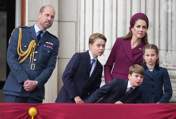 Tous les frères et soeurs se retrouveront certainement dans cette situation ! 

Le prince William, prince de Galles, Catherine (Kate) Middleton, princesse de Galles, Le prince George de Galles, La princesse Charlotte de Galles, Le prince Louis de Galles  lors des commémorations saluant l'action des vétérans britanniques lors de la Seconde guerre mondiale au palais de Buckingham le 5 mai 2025 © Julien Burton / Bestimage