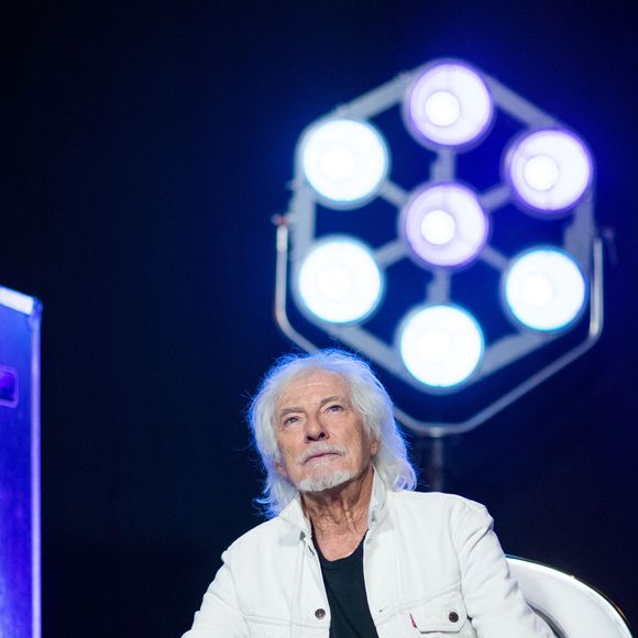 27 ans après sa dernière participation, l'interprète de "Santiano" va retrouver la scène de la Rochelle.

Exclusif - Hugues Aufray - Backstage de l'enregistrement de l'émission "La Chanson secrète 7 » à la Scène musicale à Paris, qui sera diffusée le 15 janvier 2021 sur TF1. 

© Gaffiot-Moreau / Bestimage