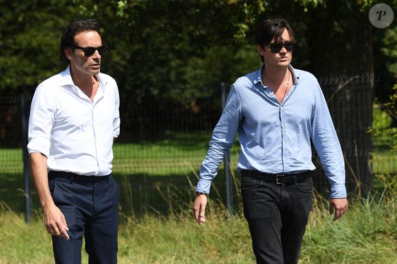 Anthony Delon et son demi-frère Alain-Fabien découvrent les hommages devant les grilles de la propriété de Douchy, quelques heures avant les obsèques de leur père, A.Delon, le 24 août 2024. Décédé le 18 août 2024, l'acteur a rendu son dernier souffle, entouré des siens dans sa propriété de Douchy, où il sera inhumé, le 24 août 2024 vers 17 heures dans une chapelle, construite il y a une vingtaine d'années.
