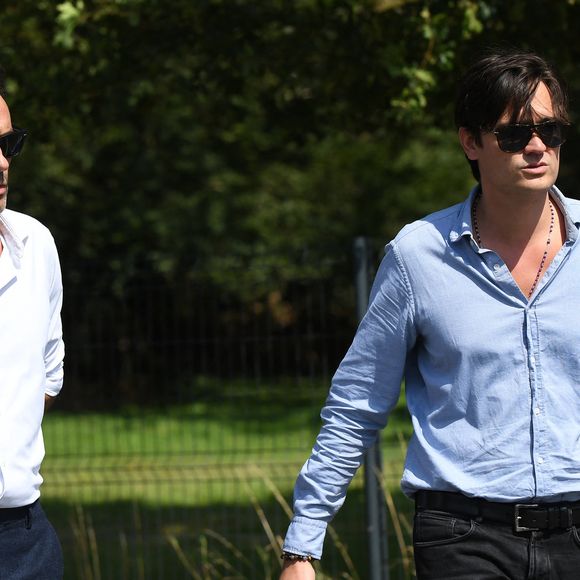 Anthony Delon et son demi-frère Alain-Fabien découvrent les hommages devant les grilles de la propriété de Douchy, quelques heures avant les obsèques de leur père, A.Delon, le 24 août 2024. Décédé le 18 août 2024, l'acteur a rendu son dernier souffle, entouré des siens dans sa propriété de Douchy, où il sera inhumé, le 24 août 2024 vers 17 heures dans une chapelle, construite il y a une vingtaine d'années.