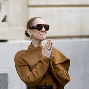 En légende de cette vidéo, elle écrit : "Thank you Paris for welcoming me back. I’ll be holding onto these moments for a long time. - Céline xx…" ("Merci Paris de m'avoir accueillie à nouveau. Je garderai ces moments en moi pendant longtemps").

Céline Dion aperçue à la sortie de l’hôtel Royal Monceau, en direction de la Plenitude Arena, pour son avant-dernière date de sa série de concert dans la capitale française, à Paris, France, le 16 octobre 2026. © Pierre Perusseau /Bestimage