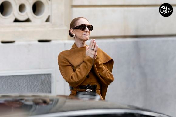 En légende de cette vidéo, elle écrit : "Thank you Paris for welcoming me back. I’ll be holding onto these moments for a long time. - Céline xx…" ("Merci Paris de m'avoir accueillie à nouveau. Je garderai ces moments en moi pendant longtemps").

Céline Dion aperçue à la sortie de l’hôtel Royal Monceau, en direction de la Plenitude Arena, pour son avant-dernière date de sa série de concert dans la capitale française, à Paris, France, le 16 octobre 2026. © Pierre Perusseau /Bestimage
