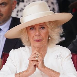 Le roi Charles III d'Angleterre et la reine Camilla Parker Bowles, reine consort d'Angleterre, assistent à la cérémonie commémorative du 80e anniversaire de la victoire sur le Japon, au National Memorial Arboretum, dans le Staffordshire, au Royaume-Uni, le 15 août 2025.

© Paul Edwards/WPA-Pool/ Julien Burton via Bestimage