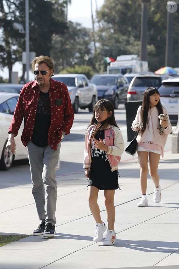 Johnny Hallyday avec sa femme Laeticia, leurs filles Jade et Joy, Marie Poniatowski avec son mari Pierre Rambaldi et leur fille Tess, à Santa Monica, le 1er avril 2017 (Agence / Bestimage).