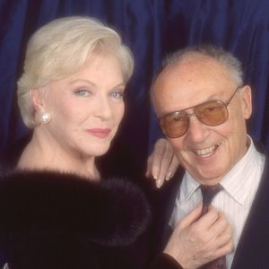 Elle lui avait dit de ne pas divorcer car elle ne quitterait pas Loulou

Line Renaud et Loulou Gasté pour la sortie du livre"Les brumes d'où je viens" à Paris, France, en 1989. © Bortoli//JLPPA/Bestimage