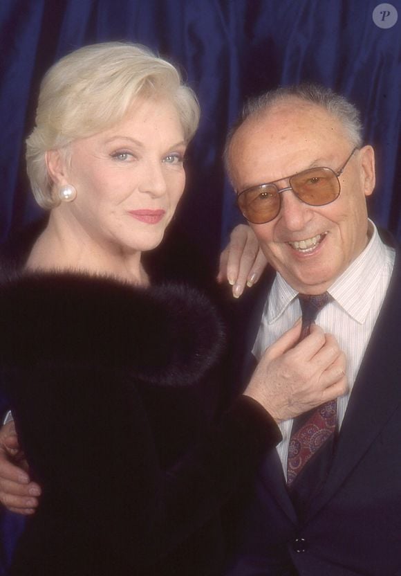 Elle lui avait dit de ne pas divorcer car elle ne quitterait pas Loulou

Line Renaud et Loulou Gasté pour la sortie du livre"Les brumes d'où je viens" à Paris, France, en 1989. © Bortoli//JLPPA/Bestimage