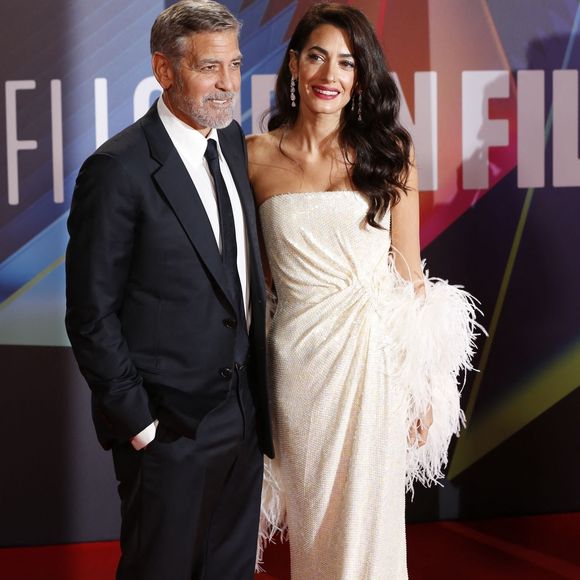 S'ils se sont dit oui pour la vie en 2014, rien ne semble gâcher l'amour entre l'acteur hollywoodien et la brillante avocate. 

George et Amal Clooney arrivent à la première du film "The Tender Bar" pendant le 65ème festival du film de Londres le 10 octobre 2021.
©Backgrid UK/ Bestimage