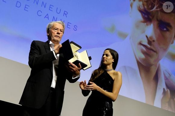 Alain Delon (avec un badge Paris Match d'une ancienne couverture du magazine titrant "Alain Delon, mes deux amours, Rosalie et Anouchka) et sa fille Anouchka (Robe Elie Saab) - Remise de la Palme d'Honneur à Alain Delon lors du 72ème Festival International du Film de Cannes. 19 mai 2019. 
© Jacovides-Moreau / Bestimage