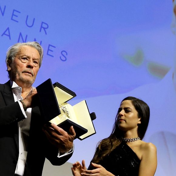 Alain Delon (avec un badge Paris Match d'une ancienne couverture du magazine titrant "Alain Delon, mes deux amours, Rosalie et Anouchka) et sa fille Anouchka (Robe Elie Saab) - Remise de la Palme d'Honneur à Alain Delon lors du 72ème Festival International du Film de Cannes. 19 mai 2019. 
© Jacovides-Moreau / Bestimage