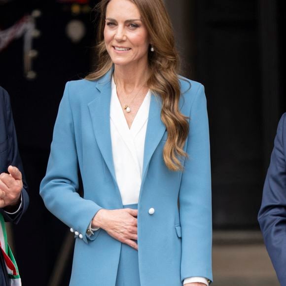 Son Altesse Royale, Catherine, Princesse de Galles (Catherine (Kate) Middleton, princesse de Galles), visite de 2 jours en Italie. À son arrivée à la mairie de Reggio Emilia, elle est accueillie par le maire de la ville, Marco Massari, le 13 mai 2026. © GoffPhotos/Bestimage