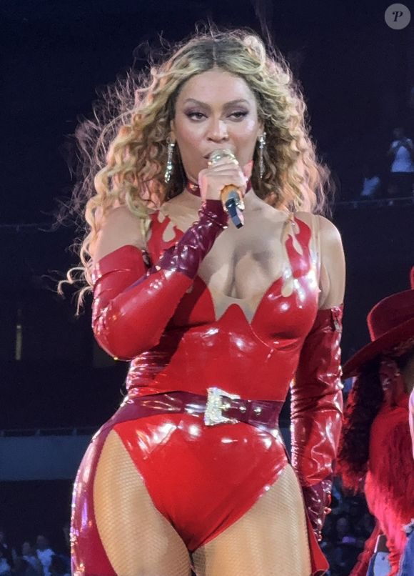 Beyoncé se produit lors du dernier concert de sa tournée Cowboy Carter Tour au Tottenham Hotspur Stadium à Londres. 2025.