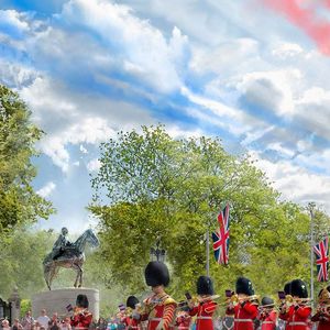 La famille royale a alors commenté : "On vous voit". Réaction à la règle enfreinte ou réponse à la dernière polémique de Meghan et Harry ?

Le Royaume-Uni a dévoilé ce qui deviendra un mémorial durable en hommage à la vie de la défunte Reine Élisabeth II.
Un concours destiné à concevoir un hommage approprié a retenu un projet de la célèbre agence d’architecture Foster + Partners.
Cinq équipes finalistes ont été invitées à proposer un plan d’ensemble (masterplan) visant à honorer et célébrer la vie de service de la souveraine ayant régné le plus longtemps au Royaume-Uni, et à offrir au public un espace de recueillement.

Élisabeth II a occupé le trône pendant 70 ans et 214 jours.
Le projet lauréat de Foster + Partners serait un équilibre entre tradition et modernité, devoir public et foi personnelle, Royaume-Uni et Commonwealth mondial.

Le concept illustre la manière dont la Reine réunissait ces dualités : deux portes, deux jardins, reliés par un pont et un chemin unificateur, situés dans le St James’s Park à Londres, adjacent au palais de Buckingham.

Le projet comprend des sculptures figuratives ainsi qu’une nouvelle porte nommée "Prince Philip Gate", avec une statue représentant la Reine et son époux, avec qui elle a partagé 73 ans de mariage.
Il intègre également des jardins conçus pour favoriser le recueillement et la rencontre.
Un nouveau pont au-dessus du lac du parc comportera une balustrade en verre coulé, inspirée de la tiare de mariage de la Reine.

Ce concept de design est encore susceptible d’évoluer lors de phases d’affinement, puis de demande de permis de construire.
Le jury du Comité du Mémorial Reine Élisabeth a estimé que le projet de Foster + Partners, alliant éléments formels et informels, était impressionnant et capable de créer un lieu emblématique qui traversera les générations.

Le jury a également salué la qualité artistique du projet, l’utilisation de l’espace, la maîtrise technique et la sensibilité au lieu choisi pour le mémorial.

L’équipe lauréate comprend également l’artiste Yinka Shonibare et le célèbre paysagiste Michel Desvigne.

Photo :  JLPPA / Bestimage / Foster + Partners