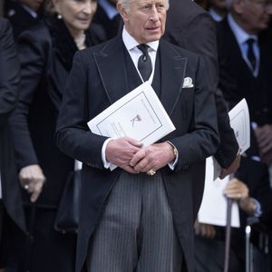Le roi Charles III va-t-il mettre de côté les tensions et retrouver son fils et ses petits-enfants ?

Le roi Charles III lors des funérailles de la duchesse de Kent à la cathédrale de Westminster.  © Dana Press / Bestimage