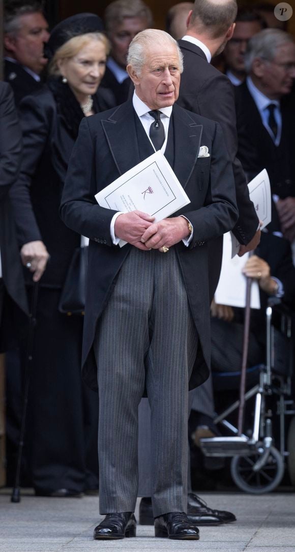 Le roi Charles III va-t-il mettre de côté les tensions et retrouver son fils et ses petits-enfants ?

Le roi Charles III lors des funérailles de la duchesse de Kent à la cathédrale de Westminster.  © Dana Press / Bestimage