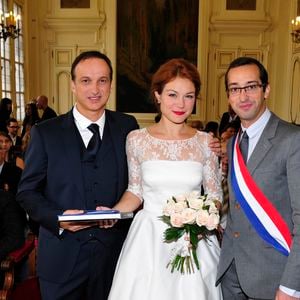 Emilie Dequenne, entre son époux Michel Ferracci et le maire du 10ème arrondissement, Rémi Féraud - Mariage de Michel Ferracci et Emilie Dequenne à la mairie du 10ème arrondissement, le samedi 11 octobre 2014 à Paris.
©Roberto Battistini / Bestimage