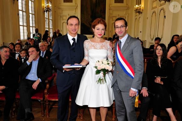 Emilie Dequenne, entre son époux Michel Ferracci et le maire du 10ème arrondissement, Rémi Féraud - Mariage de Michel Ferracci et Emilie Dequenne à la mairie du 10ème arrondissement, le samedi 11 octobre 2014 à Paris.
©Roberto Battistini / Bestimage