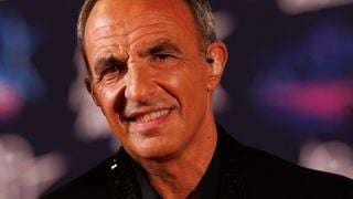 "Elle va me faire la peau" : Nikos Aliagas raconte comment sa fille Agathe, 14 ans, ne ménage pas son célèbre papa