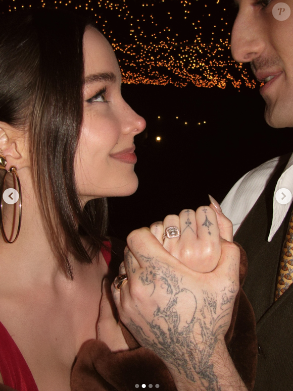 Le couple a partagé des photos complices mettant en avant une bague étincelante.

Capture Instagram - Damiano David
