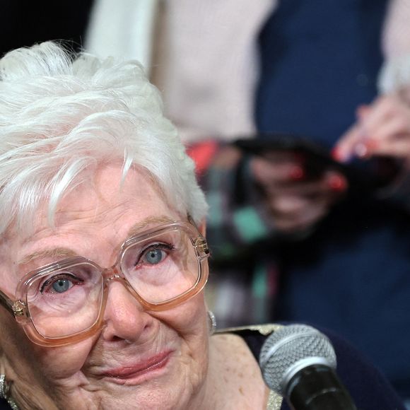 Line Renaud - Line Renaud, 97 ans, a inauguré un jardin public qui porte son nom, à Lille, France, le mercredi 17 décembre 2025.

© Claude Dubourg/Bestimage