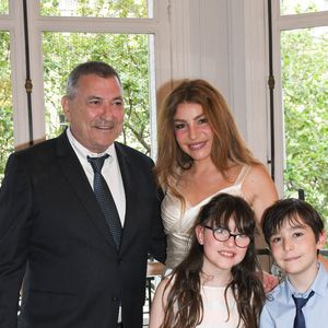 Depuis des années, Lola Marois incarne un personnage récurrent dans "Plus belle la vie". 

Exclusif - Jean-Marie Bigard, sa femme Lola Marois et leurs enfants Bella et Jules - Jean-Marie Bigard et Lola Marois lors de la cérémonie oecuménique à l'occasion du renouvellement de leurs voeux pour leur 10 ans de mariage.
© Coadic Guirec / Bestimage