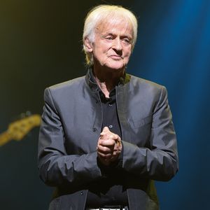 Malgré sa reprise de la scène, l'artiste a définitivement perdu le goût et l'odorat.

Dave célèbre son 80ème anniversaire sur la scène de Grand Rex à Paris le 21 mai 2024. Dave a enthousiasmé le public durant plus de deux heures, pour son concert anniversaire. © Coadic Guirec/Bestimage