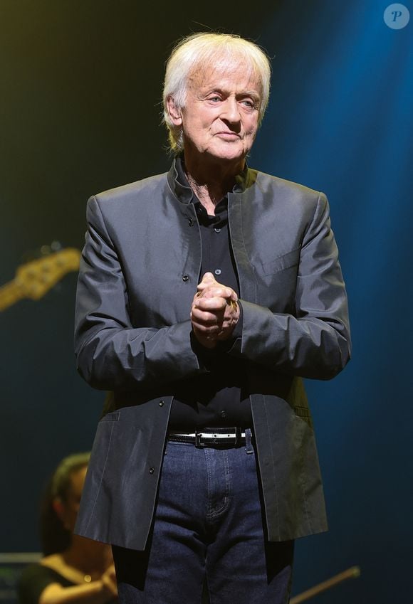 Malgré sa reprise de la scène, l'artiste a définitivement perdu le goût et l'odorat.

Dave célèbre son 80ème anniversaire sur la scène de Grand Rex à Paris le 21 mai 2024. Dave a enthousiasmé le public durant plus de deux heures, pour son concert anniversaire. © Coadic Guirec/Bestimage