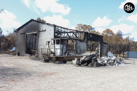 Incendies en Gironde - Une des nombreuses maisons et entreprises détruites avenue du Bassin d'Arcachon au Porge en Gironde, le 31 juillet 2026.©Jean-Marc LHOMER/Bestimage.