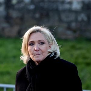 Marine Le Pen - Le clan Le Pen se rend au cimetière de la Trinité-sur-Mer après les obsèques de Jean-Marie Le Pen en l'église Saint-Joseph le 11 janvier 2025.