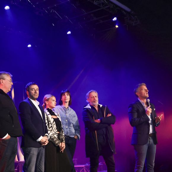 Dans le sud de la France

Exclusif - Jean-Michel Maire, Géraldine Maillet, Kevin Luciano (maire de Vallauris Golfe-Juan), Kelly Vedovelli, Bernard Montiel, Bruno Darde, Emilie Guérin-Legourd - Les célèbres personnalités de la télé se sont retrouvés avec bonheur, dans le Sud, à Vallauris Golf-Juan, pour assister à un magnifique show de cabaret, en présence de Mr Le Maire K. Luciano et ses adjoints, heureux de répondre à l'invitation du dynamique Président de l'association "Valoriser Vallauris Golf-Juan", Mr B. Darde, ce passionné d'art et du monde associatif projette également de créer un Musée de Sculpture à ciel ouvert , mêlant Art et Espace Public. © Jack Tribeca/Bestimage