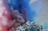 Après l'échange des voeux, le couple s'est embrassé sous les applaudissements des invités et un immense feu d'artifice multicolore a été lancé juste derrière eux.

Mariage de Dylan Deschamps et Mathilde Cappelaere, 28 septembre 2025
