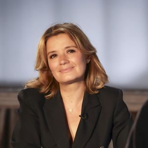Sur ses genoux, son adorable petit chien prénommé Achille.

Exclusif - Pascale de La Tour du Pin pendant l’enregistrement d’Animaux Stars, présenté par B.Montiel et diffusé le 6 septembre 2025 sur Animaux TV, à Paris, France le 3 juillet 2025. © Jack Tribeca/Bestimage