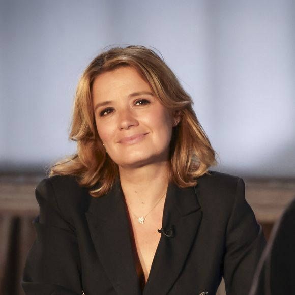 Sur ses genoux, son adorable petit chien prénommé Achille.

Exclusif - Pascale de La Tour du Pin pendant l’enregistrement d’Animaux Stars, présenté par B.Montiel et diffusé le 6 septembre 2025 sur Animaux TV, à Paris, France le 3 juillet 2025. © Jack Tribeca/Bestimage