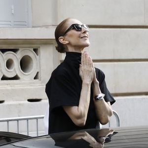 Elle a joué un rôle majeur dans la métamorphose de la chanteuse en une véritable icône internationale de la mode

Céline Dion acclamée par ses fans à la sortie du palace Royal Monceau à Paris, le 4 septembre 2026. 
© Marc Ausset-Lacroix/Bestimage