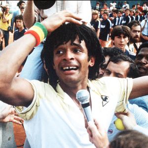 Il y a plus de quarante ans, le 5 juin 1983 plus précisément, l'ex-compagnon d'Isabelle Camus remportait le tournoi de tennis de Roland-Garros face Mats Wilander. 

Archives - Victoire de Yannick Noah à la finale de Roland Garros en 1983.  (Agence/Bestimage)