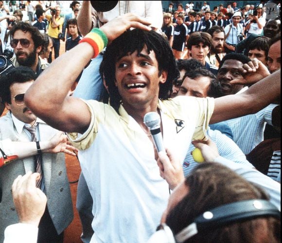 Il y a plus de quarante ans, le 5 juin 1983 plus précisément, l'ex-compagnon d'Isabelle Camus remportait le tournoi de tennis de Roland-Garros face Mats Wilander. 

Archives - Victoire de Yannick Noah à la finale de Roland Garros en 1983.  (Agence/Bestimage)