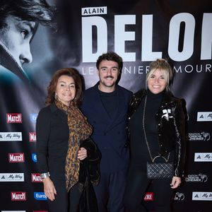 Exclusif - Dominique Tapie, Sophie Tapie (enceinte) , son mari Baptiste Germain au photocall de la soirée Ciné-concert symphonique "Alain Delon, le dernier Samouraï" au Palais des congrès à Paris le 8 novembre 2024 le jour de son anniversaire.© Jacovides / Moreau / Bestimage